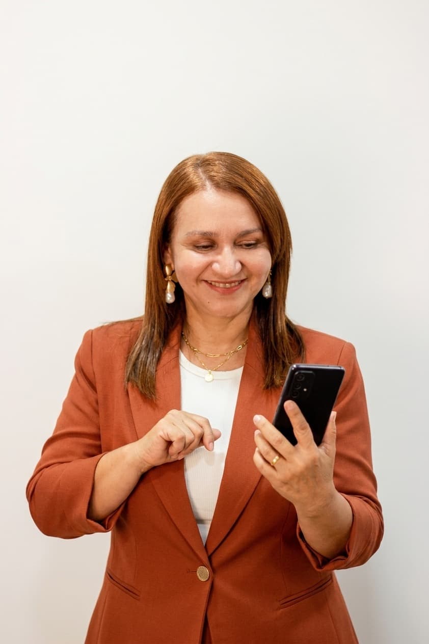 Contadora consultando información de sus clientes desde el celular