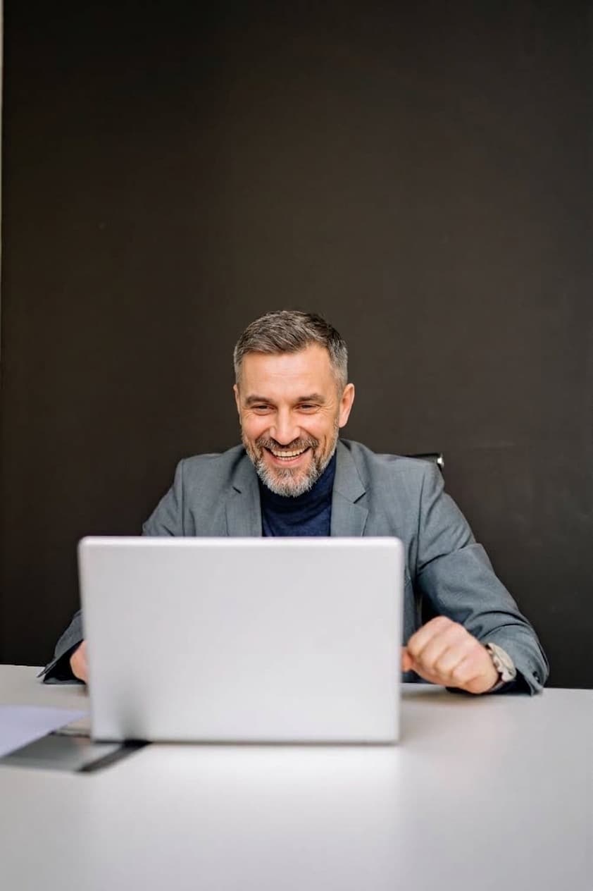 Abogado revisando el estado de sus casos en el computador